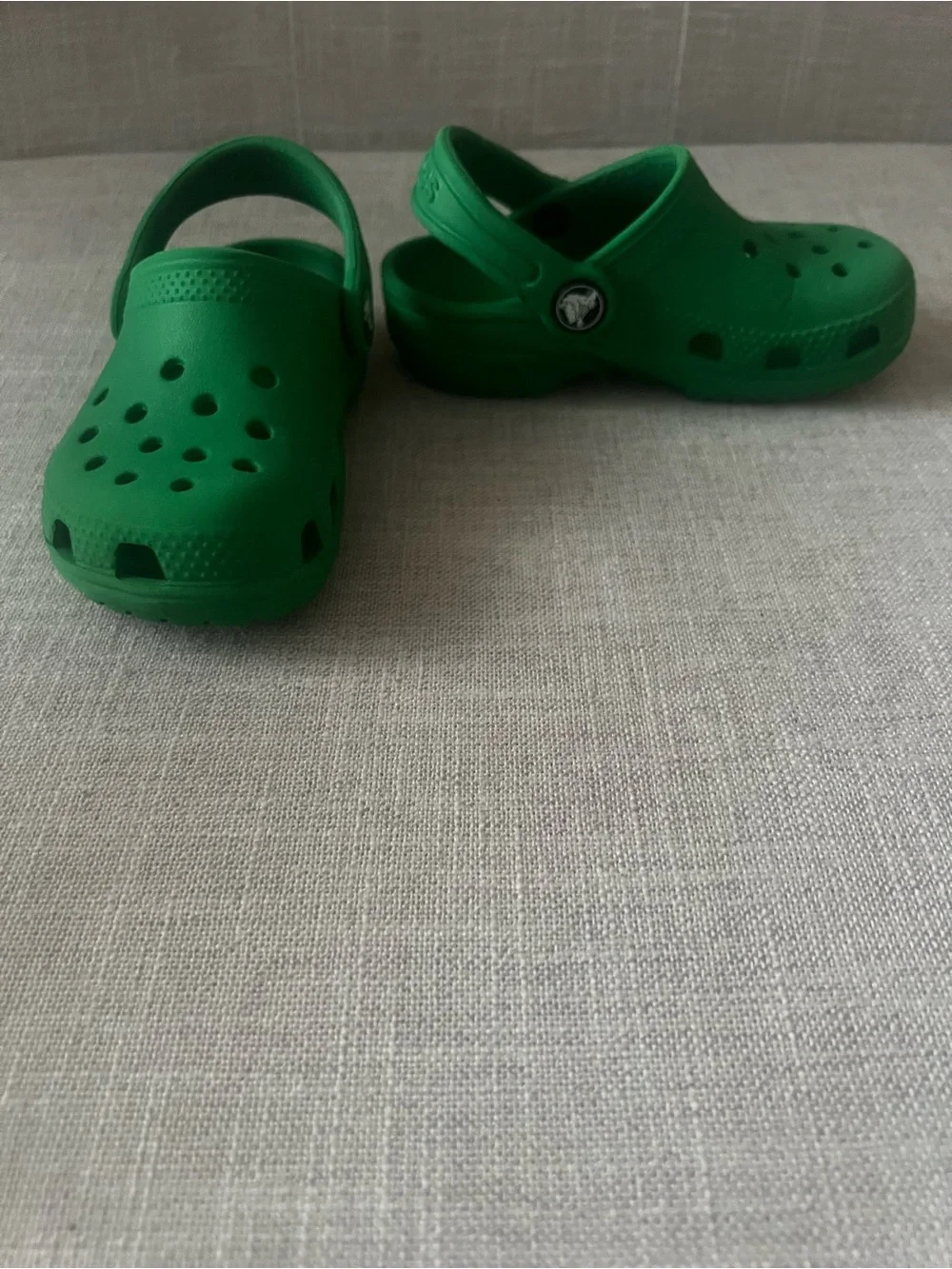 CROCS classic green kids clogs, boys/girls/unisex size 8, outdoors playground